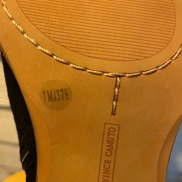 VINCE CAMUTO Blqck Perforated Suede Leather Zip Ankle Booties Sz 7M /37.5 NWOT - Picture 8 of 8